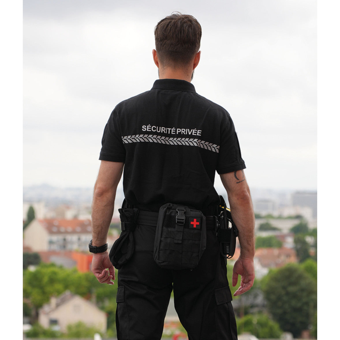 Polo manches courtes Sécurité Privée Safetek noir GK - vue de dos avec marquage rétroréfléchissant